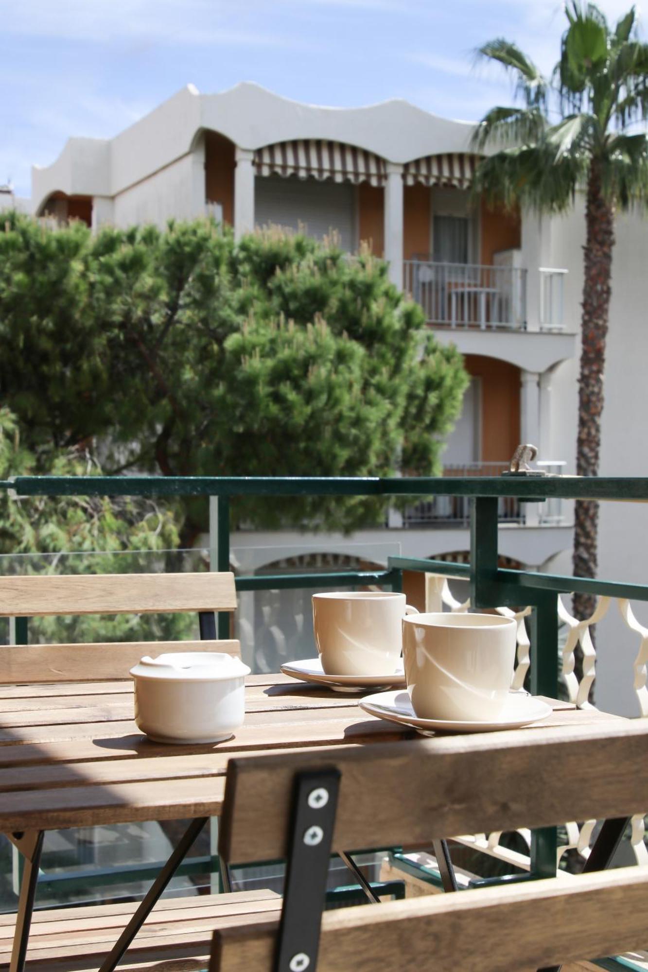 Casa Febo, In Centro Con Parcheggio Privato A 200 Mt Dal Mare Hotell Bordighera Eksteriør bilde
