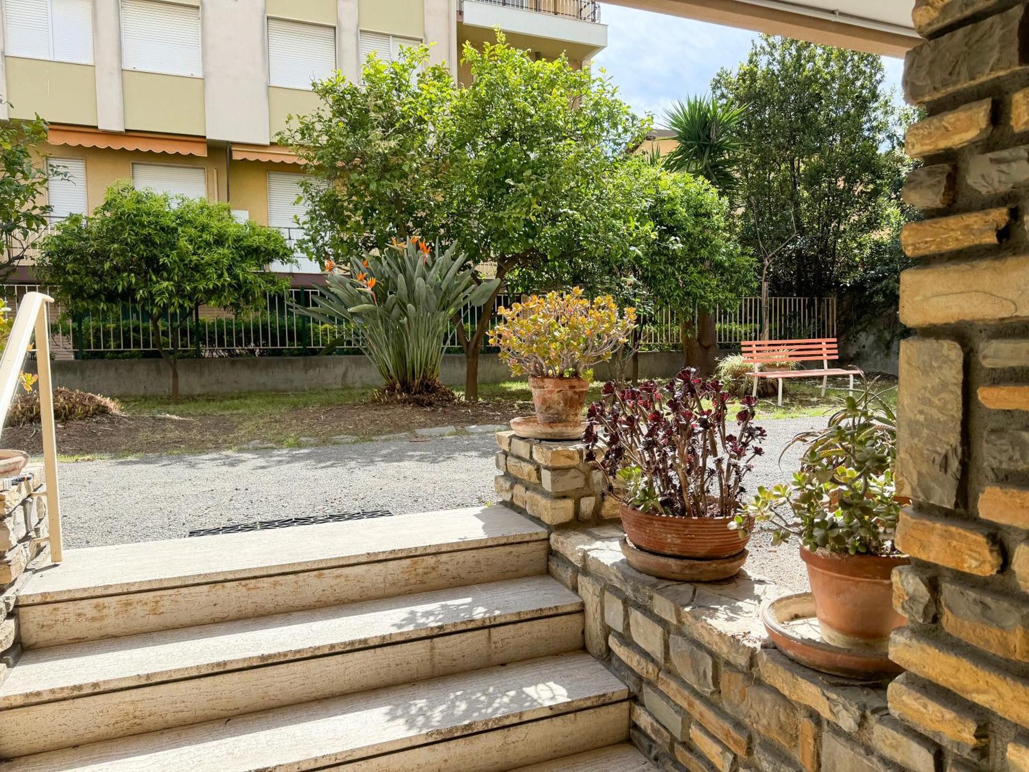 Casa Febo, In Centro Con Parcheggio Privato A 200 Mt Dal Mare Hotell Bordighera Eksteriør bilde