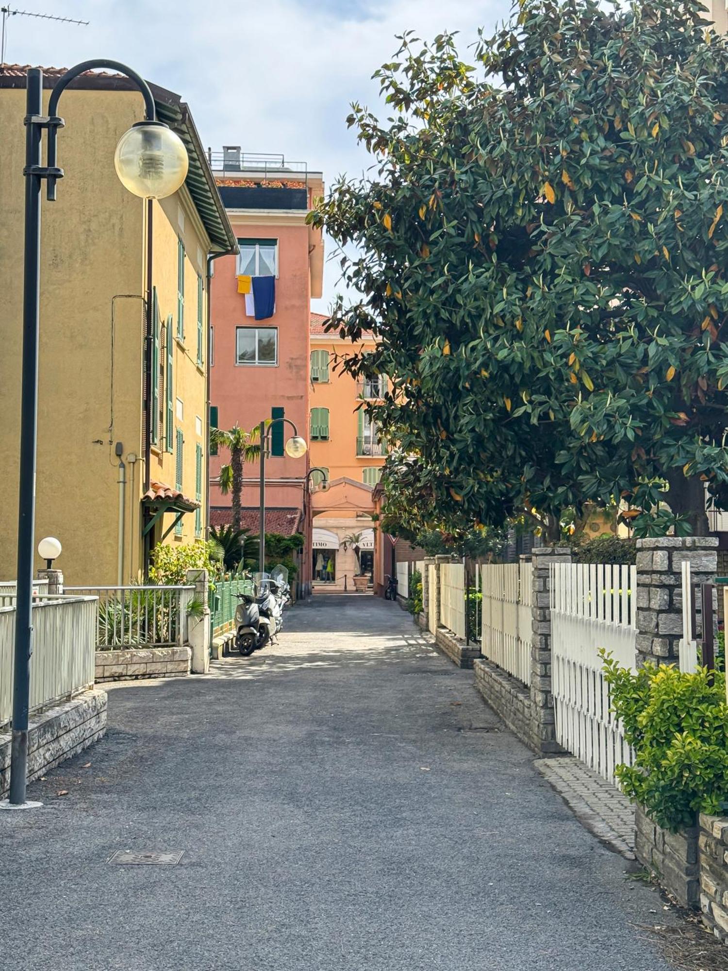 Casa Febo, In Centro Con Parcheggio Privato A 200 Mt Dal Mare Hotell Bordighera Eksteriør bilde
