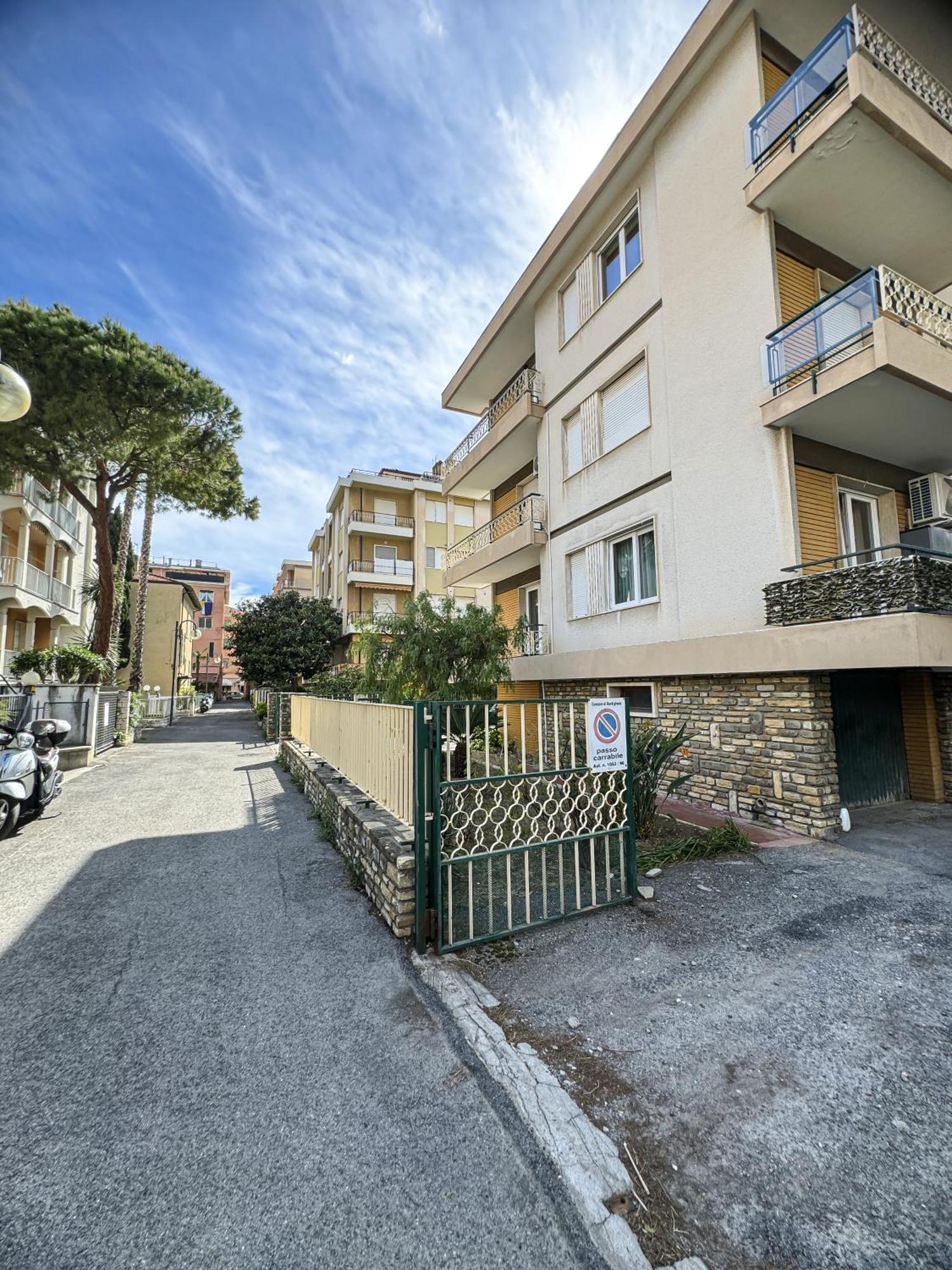 Casa Febo, In Centro Con Parcheggio Privato A 200 Mt Dal Mare Hotell Bordighera Eksteriør bilde
