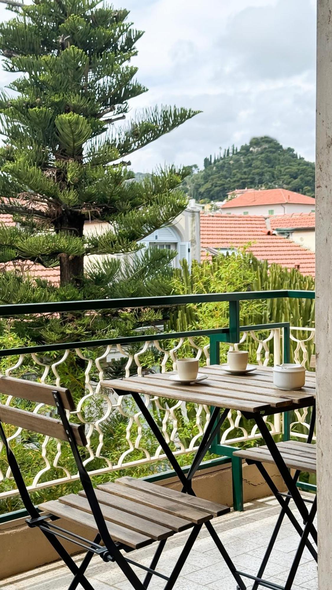 Casa Febo, In Centro Con Parcheggio Privato A 200 Mt Dal Mare Hotell Bordighera Eksteriør bilde