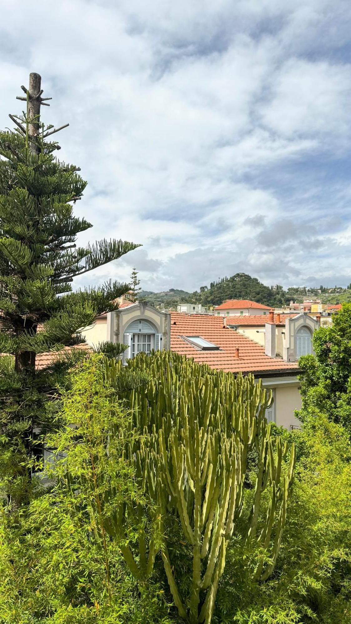 Casa Febo, In Centro Con Parcheggio Privato A 200 Mt Dal Mare Hotell Bordighera Eksteriør bilde